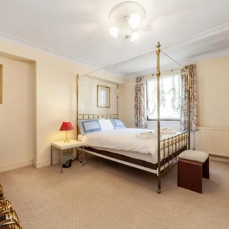 Remarkable 3-bedroom In Apartment London