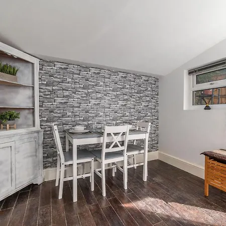 Cosy Near The Eye Apartment London
