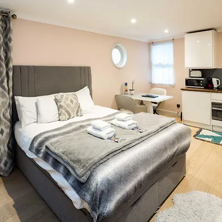 Superb Chelsea Rare Find With Patio 2 Min From Tube Apartment *