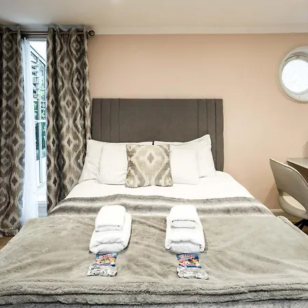 Superb Chelsea Rare Find With Patio 2 Min From Tube Apartment