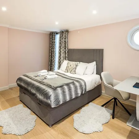 Apartment Superb Chelsea Rare Find With Patio 2 Min From Tube