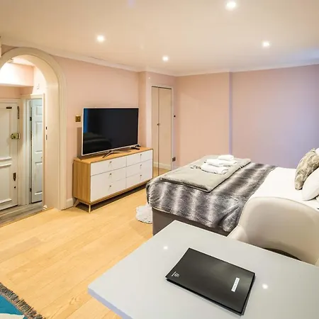 Superb Chelsea Rare Find With Patio 2 Min From Tube *