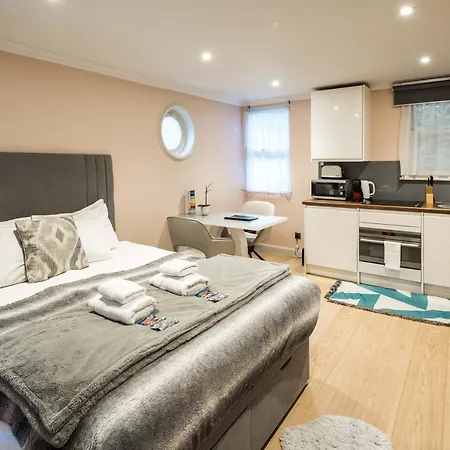 Superb Chelsea Rare Find With Patio 2 Min From Tube Apartment London