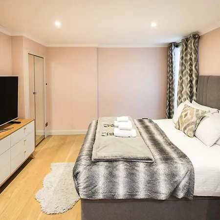 Superb Chelsea Rare Find With Patio 2 Min From Tube * London
