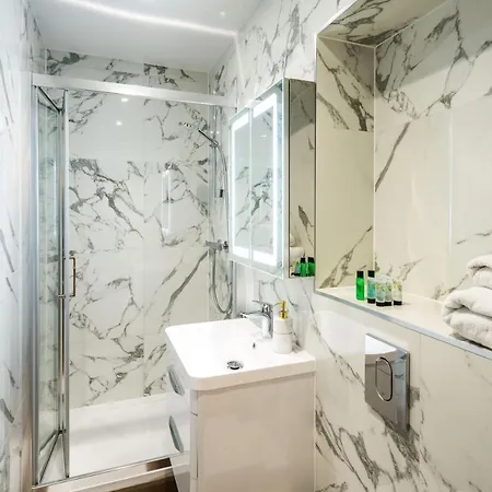 Superb Chelsea Rare Find With Patio 2 Min From Tube Apartment London