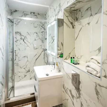 Superb Chelsea Rare Find With Patio 2 Min From Tube