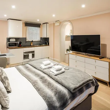 Superb Chelsea Rare Find With Patio 2 Min From Tube * London