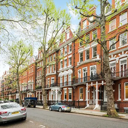 Superb Chelsea Rare Find With Patio 2 Min From Tube *