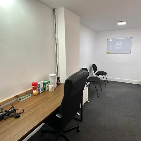 Couette-café 2 Mins To Euston Station, Triple Bedroom With Private Bathroom C *