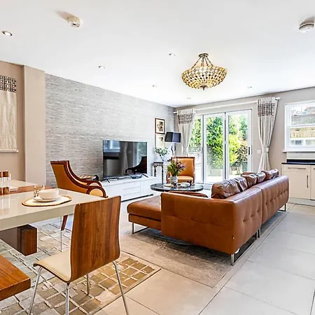 Stunning Flat In The Heart Of Parsons * London