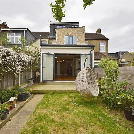 Homestay Contemporary 3 Bed House With Spacious Garden Close To Stratford & Canary Wharf