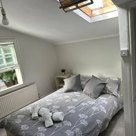 Cozy Double And Triple In Greenwich *