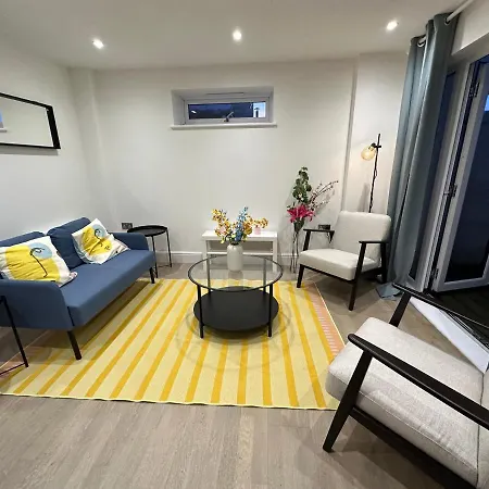 Brilliant Private Bedroom & En-suite In New Flat -1a August House *