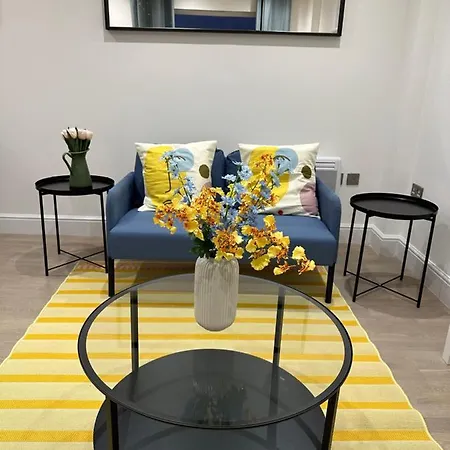Brilliant Private Bedroom & En-suite In New Flat -1a August House London