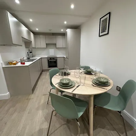 Brilliant Private Bedroom & En-suite In New Flat -1a August House London