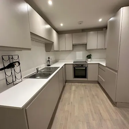 Brilliant Private Bedroom & En-suite In New Flat -1a August House London