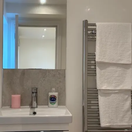 Brilliant Private Bedroom & En-suite In New Flat -1a August House *