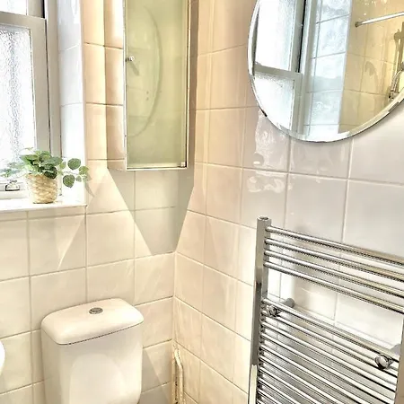 Archway Station Big Bedroom Flat *