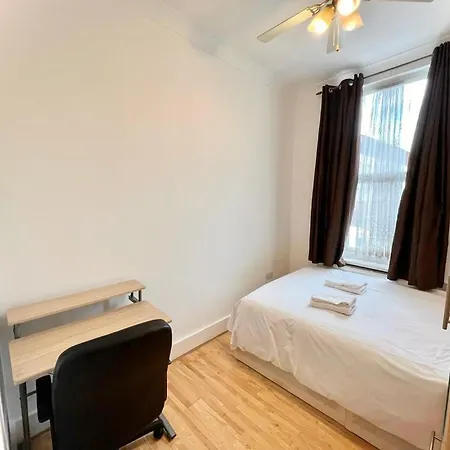 Stepney Green Holiday Apartment