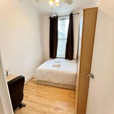 Stepney Green Holiday Apartment *