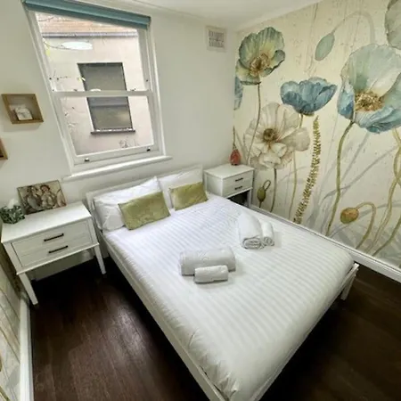 Unique Luxury In The Heart Of London. Air Conditioned With Private Garden Apartment