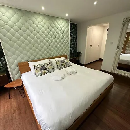 Unique Luxury In The Heart Of London. Air Conditioned With Private Garden Apartment *