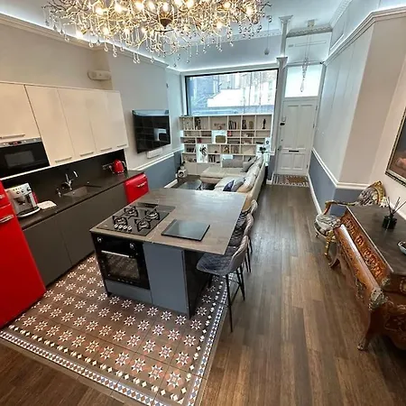 Unique Luxury In The Heart Of London. Air Conditioned With Private Garden Apartment *