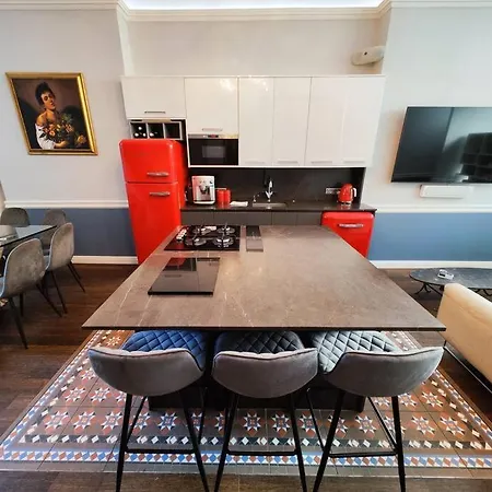 Unique Luxury In The Heart Of London. Air Conditioned With Private Garden Apartment *