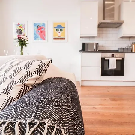 Modern & Spacious 1 Bedroom Clapham Junction Flat * London