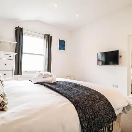 Modern & Spacious 1 Bedroom Clapham Junction Flat * London
