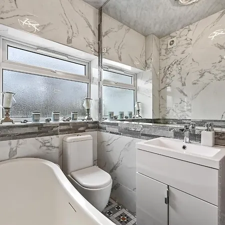 Wembley Luxury Residence- Opulence House *