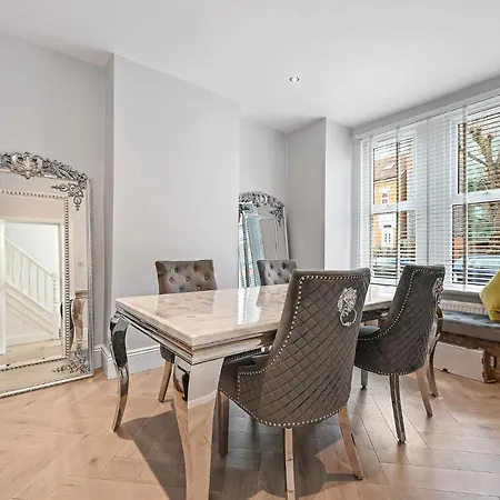 Wembley Luxury Residence- Opulence House Holiday home London