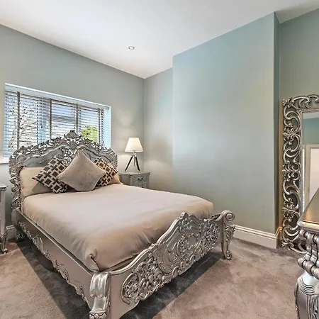 Wembley Luxury Residence- Opulence House Holiday home *