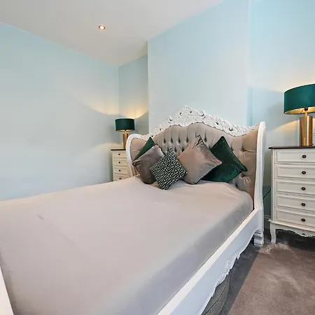 Wembley Luxury Residence- Opulence House Holiday home