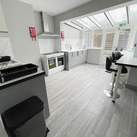 Cosy Bright Close To Wembley Stadium * Londres