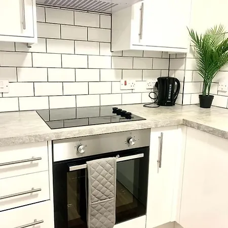 Flat In London- Modern 2 Bedroom Near Wembley *