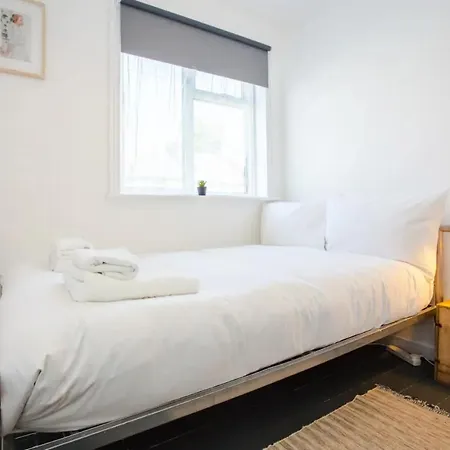 Stylish 4bd House With Private Garden - Stratford *