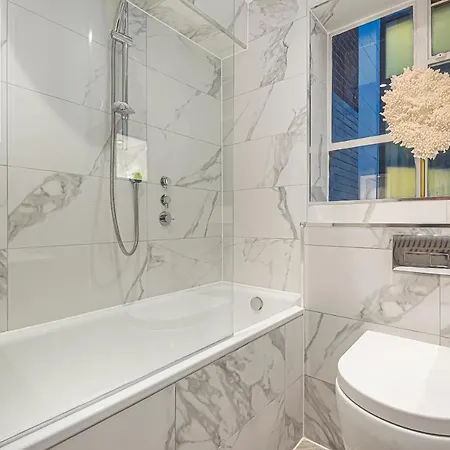 Modern 2Bd Flat With Ac And Private Balcony View Of Harrods Apartment