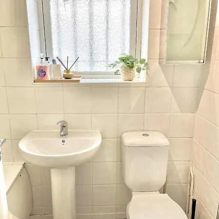 Archway Station Big Bedroom Flat
