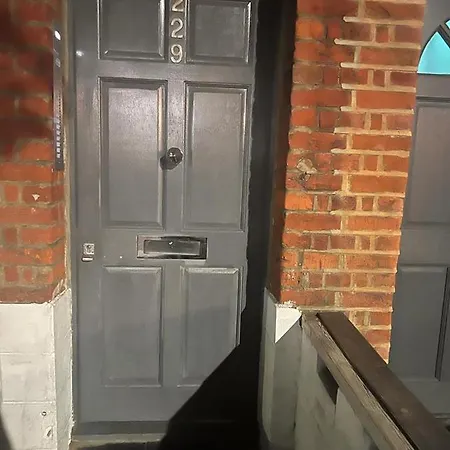 Queenstown Road Studio Flat Apartment London