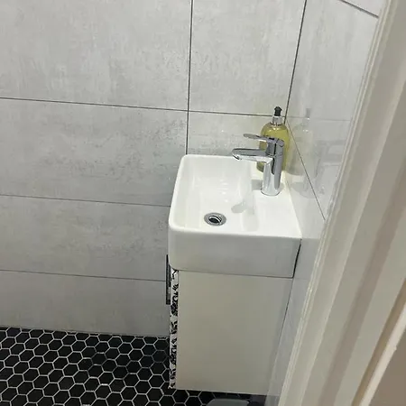 Apartment Queenstown Road Studio Flat London