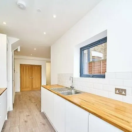 Spacious 4br House, London, Sleeps 9, Parking Available *
