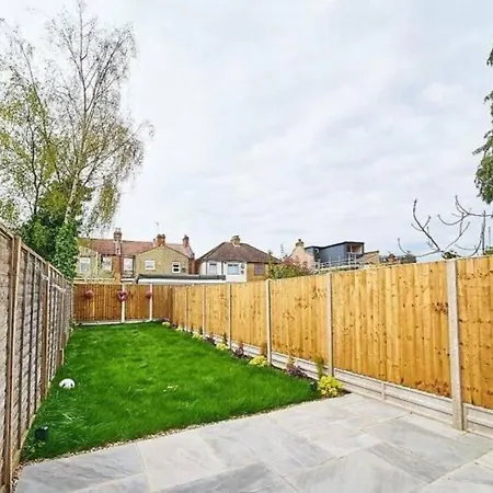Spacious 4br House, London, Sleeps 9, Parking Available Apartment London