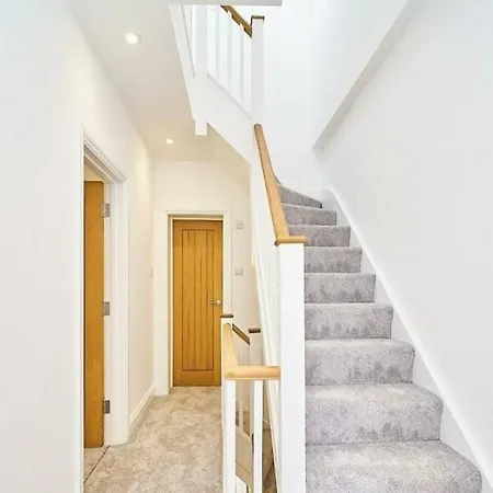 Spacious 4br House, London, Sleeps 9, Parking Available *