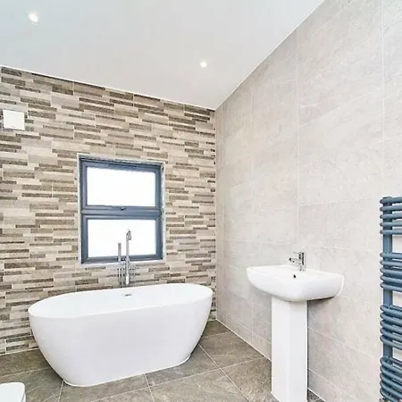 Spacious 4br House, London, Sleeps 9, Parking Available Apartment *