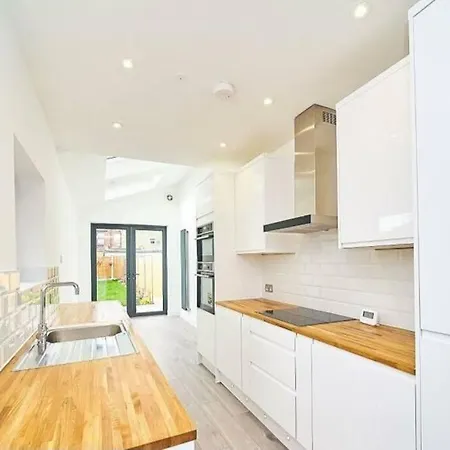 Spacious 4br House, London, Sleeps 9, Parking Available Apartment *