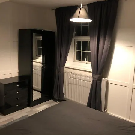 Great Location For Tourists And Commuters, Close To Transport Links, Double Bed Rooms. Guest house *