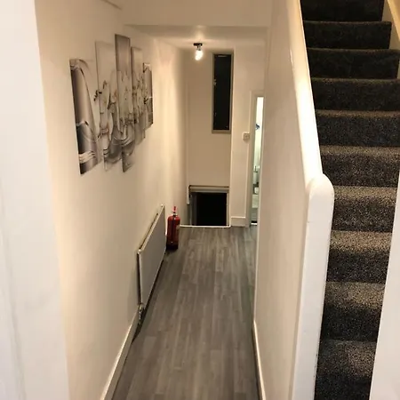 Great Location For Tourists And Commuters, Close To Transport Links, Double Bed Rooms. *
