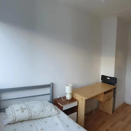 Elephant & Castle - Zone 2 - Private - Shared Bathroom Homestay