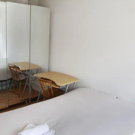 Elephant & Castle - Zone 2 - Private - Shared Bathroom Habitación en casa particular Londres
